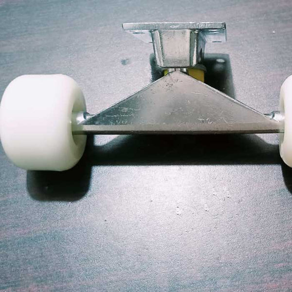 Professional Skateboard Truck With Wheels (19X8CM)